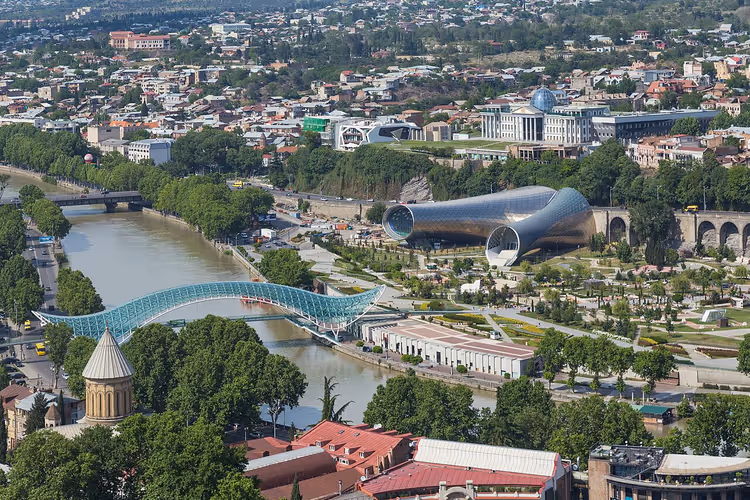 Panoramisch uitzicht op Tbilisi met rivier en brug