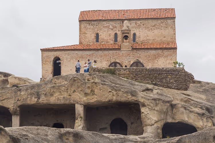 Felsenstadt Uplistsikhe mit einer Kirche auf der Klippe