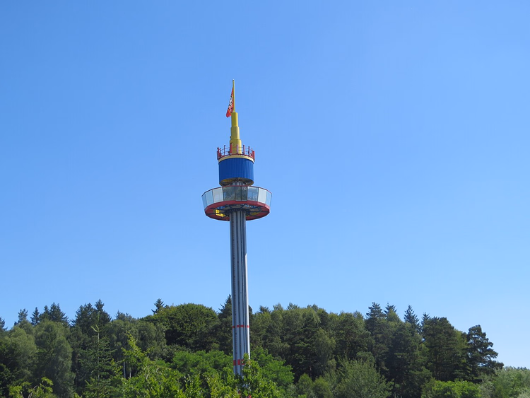 Uitkijktoren van Legoland boven het bos in Günzburg