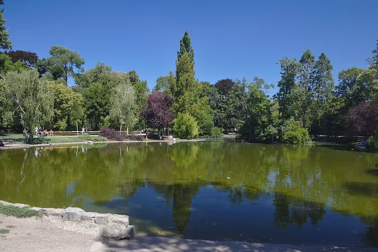 Stadtparkteich-dammen i Wiens Stadtpark om sommeren