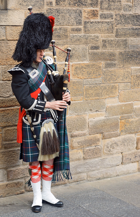 Royal Mile'da kilt giymiş gaydacı