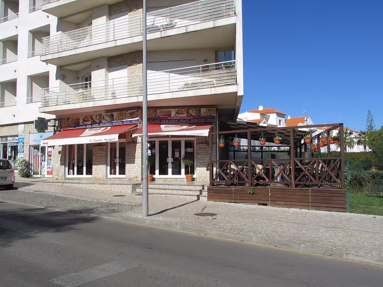 Innenraum eines portugiesischen Restaurants mit Wein und Vorspeisen