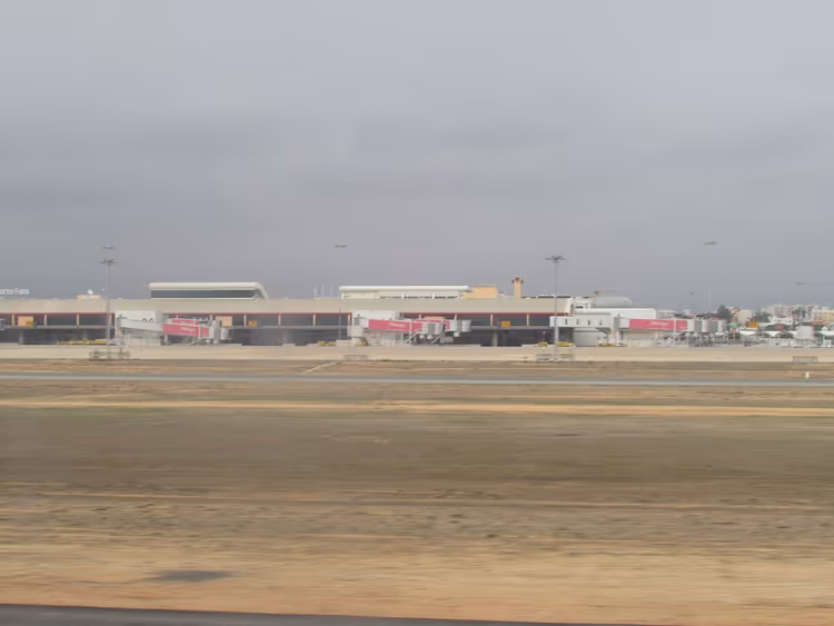 Terminal lotniska Faro z zewnątrz z samochodami