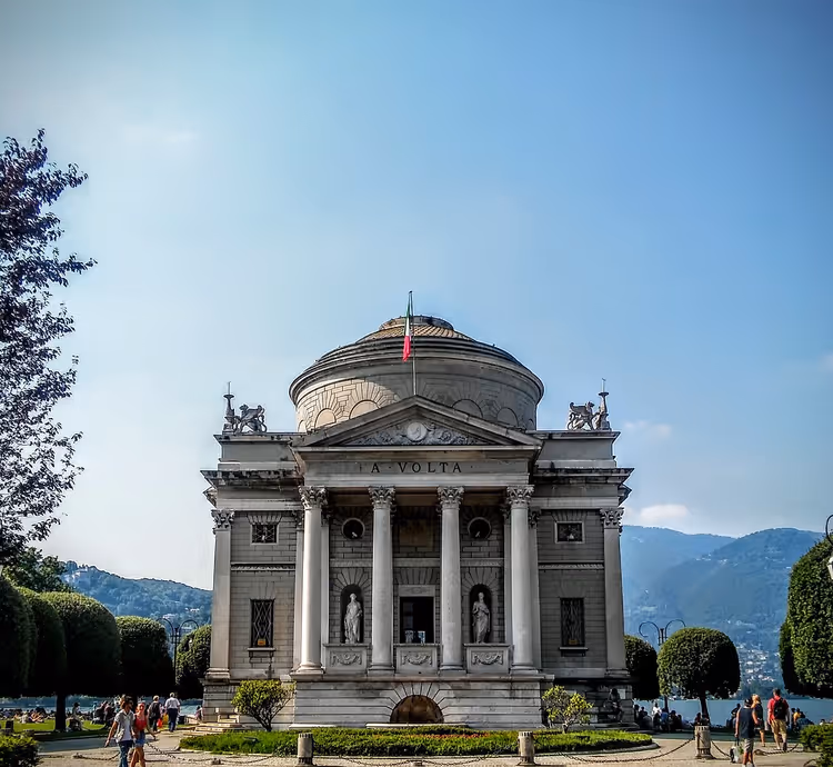Det neoklassiske Tempio Voltiano i Como