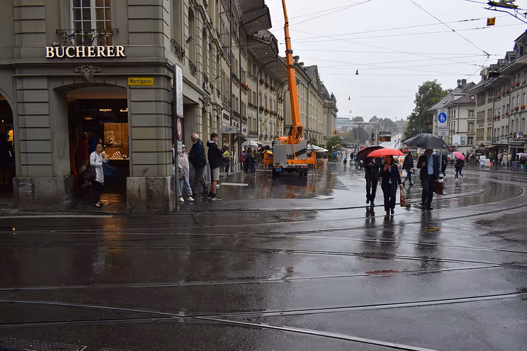 Regnvåte Marktgasse i Berns gamle sentrum