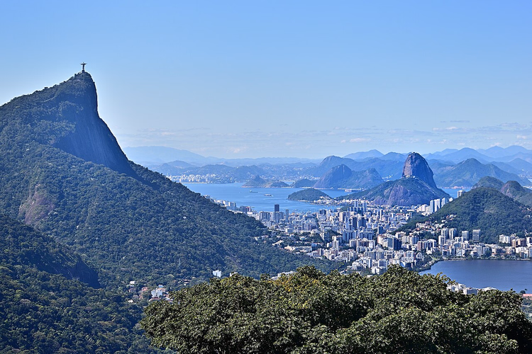 El monte Corcovado con la estatua del Cristo sobre Río