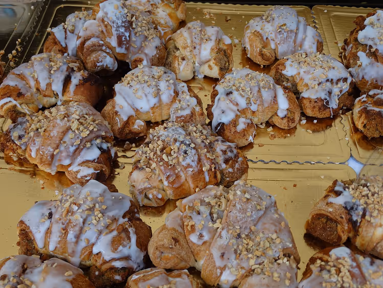 Sint-Maartenscroissants met glazuur en noten