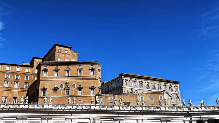 Apostolisch Paleis boven de Vaticaanse colonnade op een heldere dag