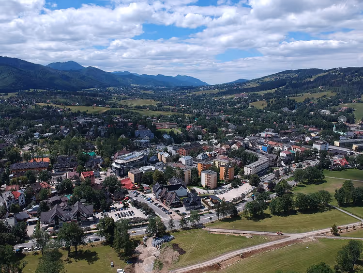 Panoramisch uitzicht op Zakopane van boven met bergen op de achtergrond