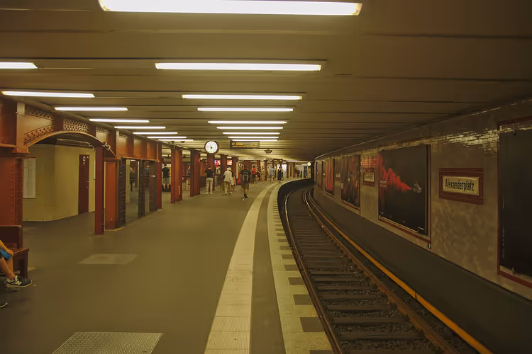 Alexanderplatz U-Bahn-stasjon plattform med kurvede spor