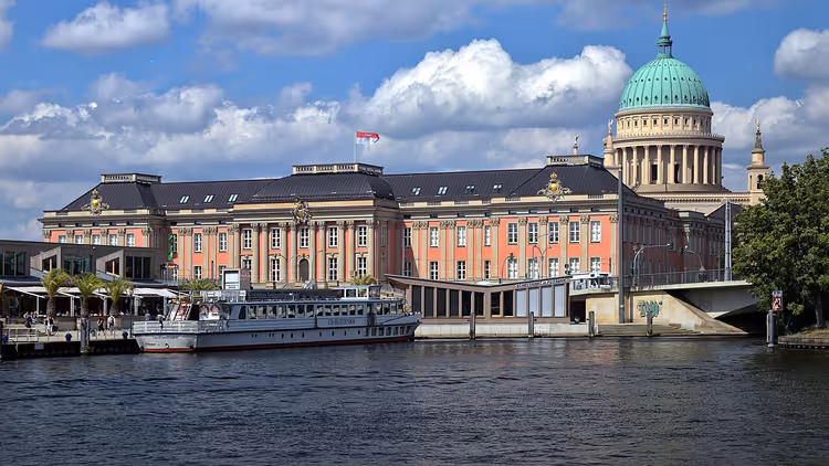 Potsdam: Havelbredden, turistbåt og bygninger i byen