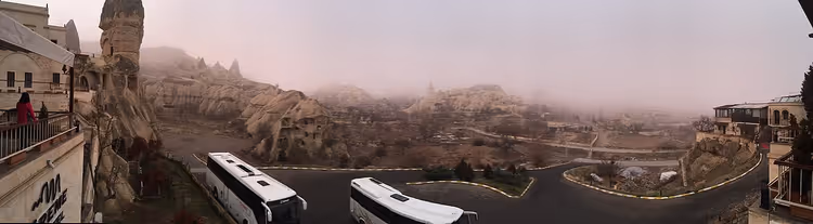 Göreme Vadisi ve otobüslerin üzerinden terastan manzara