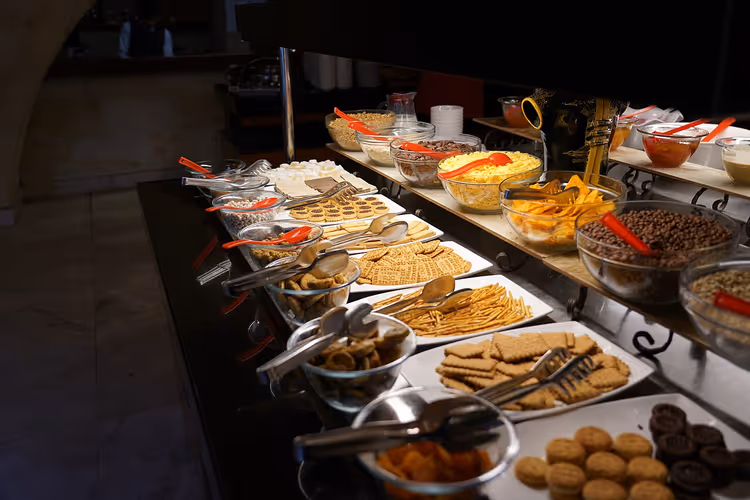 Hotellbuffet med kjeks og småretter