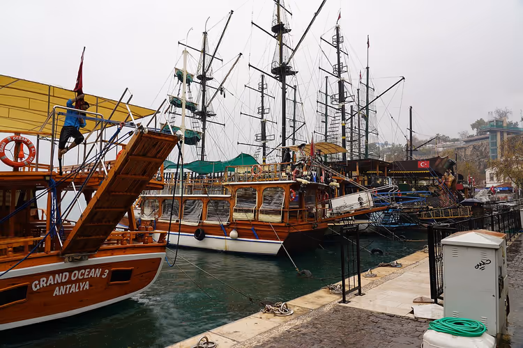 Antalya'nın eski limanında tekneler ve direkler