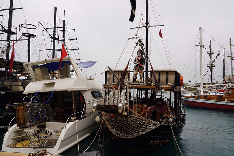 Piratenrondvaartboten in de oude haven van Antalya