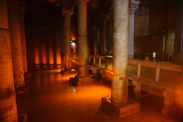 Søylene i Basilika-cisternen i vann under oransje belysning