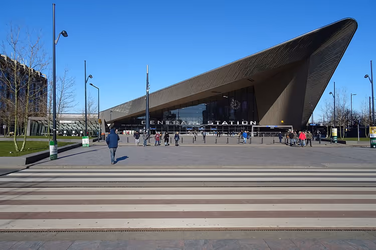 Фасад вокзала Rotterdam Centraal с надписью и людьми