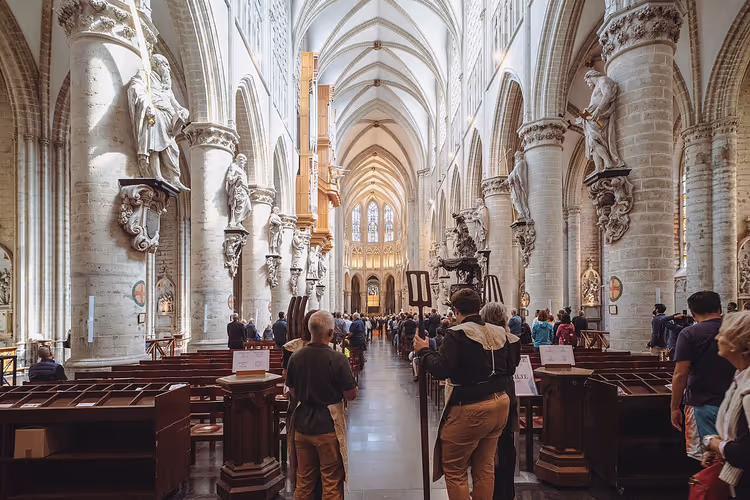 Interieur van de kathedraal met zuilen en beelden
