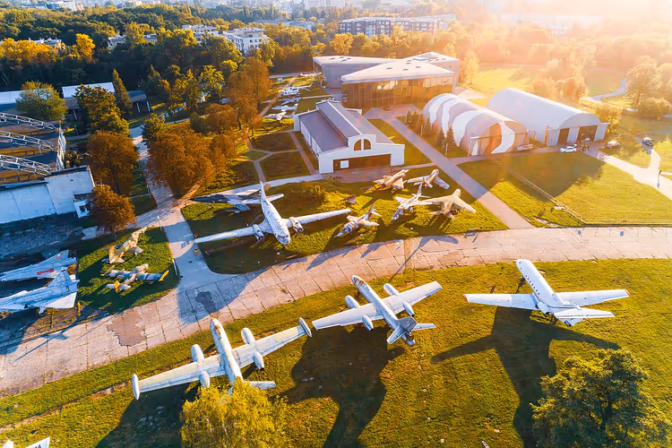 Vue aérienne du musée de l'aviation polonaise avec des avions
