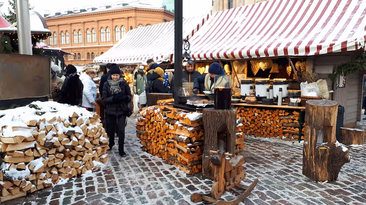 Weihnachtsmarkt auf dem Domplatz in Riga