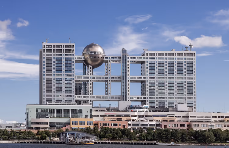Здание Fuji TV со сферой в Одайбе