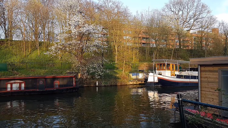 Gracht mit Booten und Häusern in Maastricht