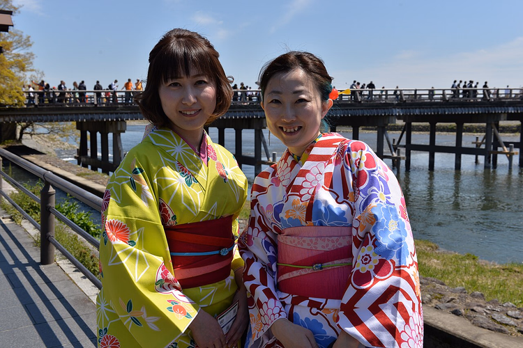 Twee vrouwen in kimono bij een brug in Kyoto