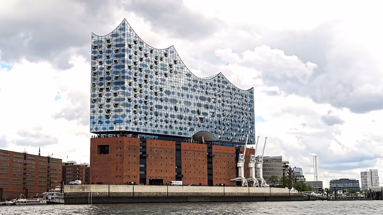 Elbphilharmonie i Hamburg over Elben