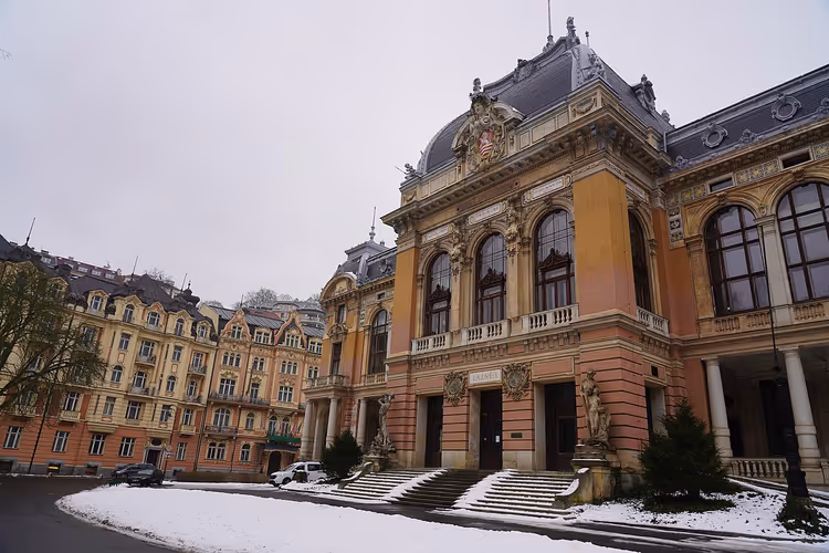 Kışın Karlovy Vary'deki Imperial Hamamları
