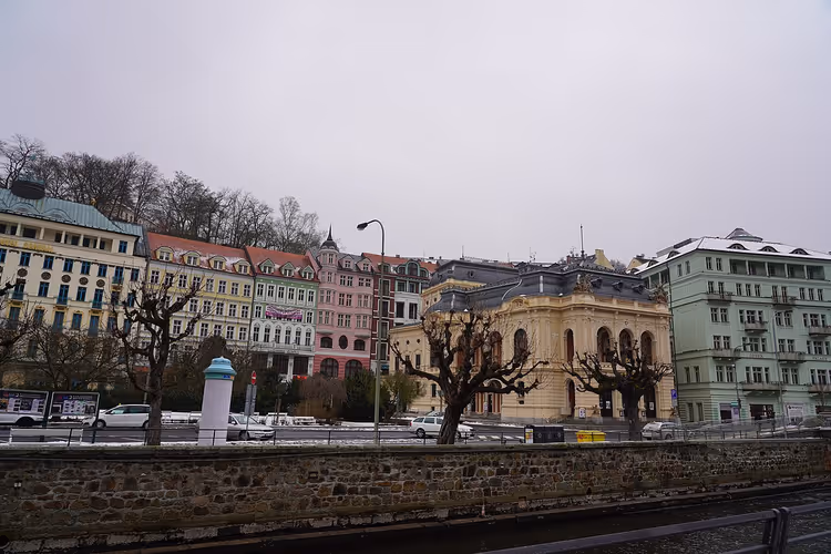 Karlovy Vary Şehir Tiyatrosu, sokak görünümü