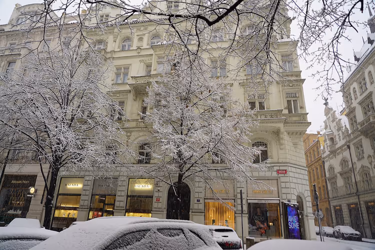 Prag im Winter mit Schnee und Lichtern