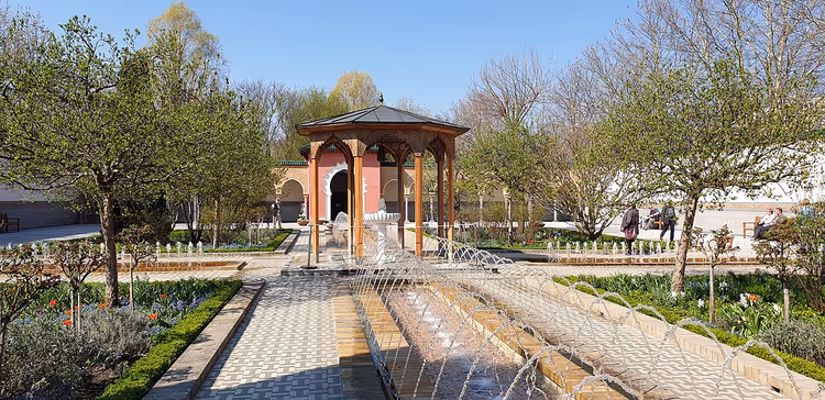 Köşk ve çeşmeli doğu bahçesi