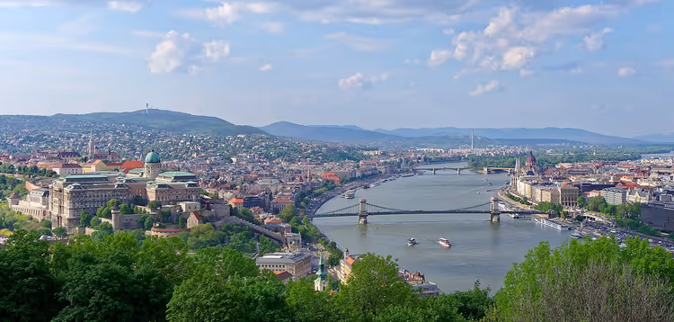 Panorama van Boedapest en de Donau vanaf de Gellértberg