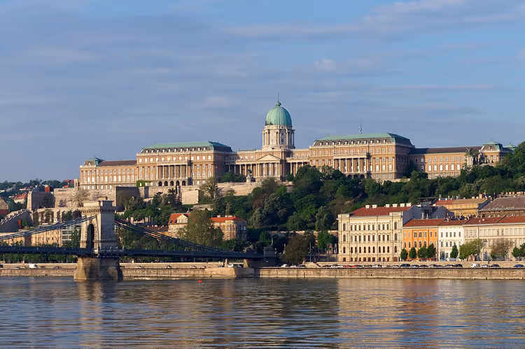 Budaer Burg auf einem Hügel über der Donau