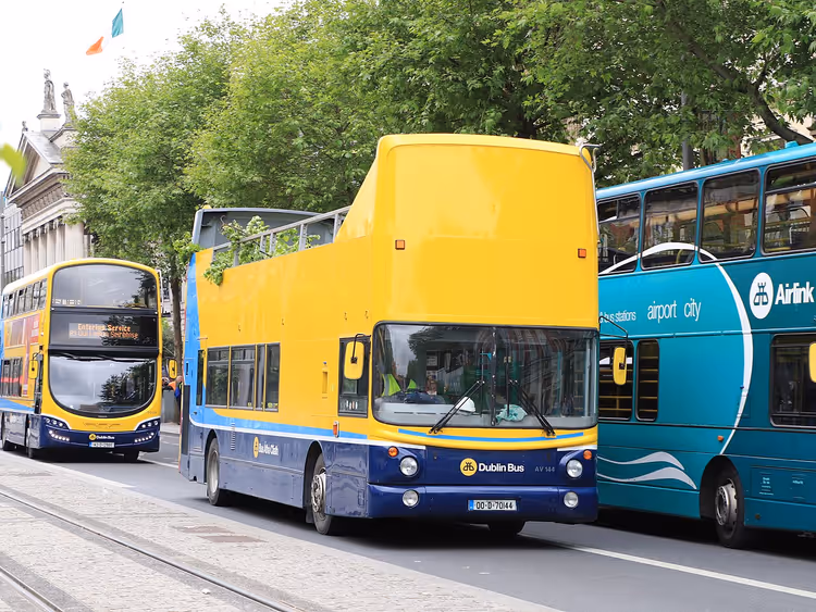 Busser og det irske flagget i O'Connell Street