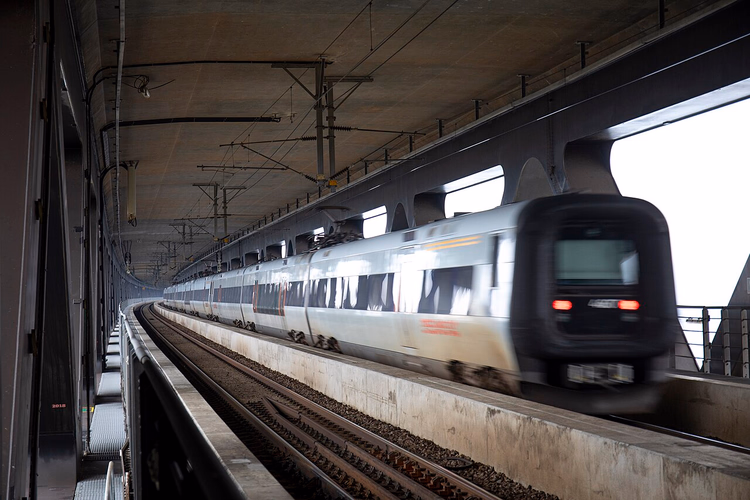 Tren en la cubierta inferior del puente de Øresund