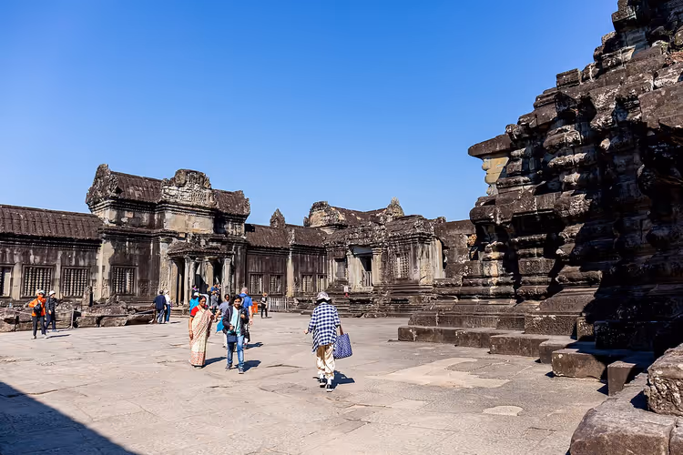 Binnenplaats van Angkor Wat met eeuwenoude stenen galerijen