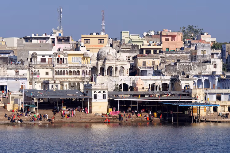 Ghats und Pilger am Pushkar-See