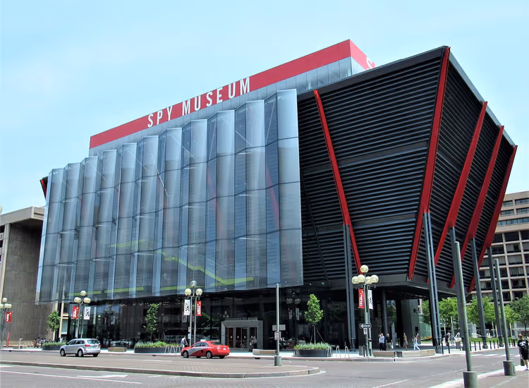 Gebouw van het International Spy Museum met het bord SPY MUSEUM