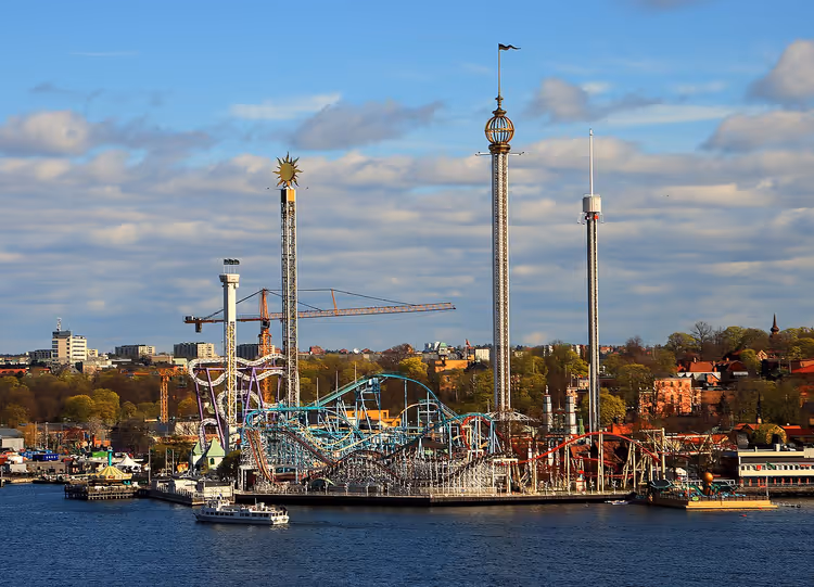 Attracties in pretpark Gröna Lund aan het water
