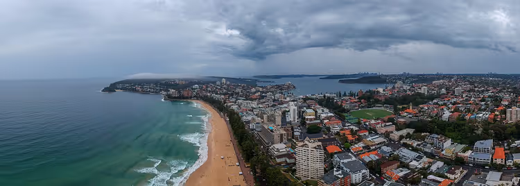 Panorama over Manly Beach og bygningene i byen