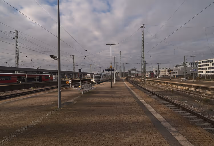 Treinstation met treinen van Deutsche Bahn