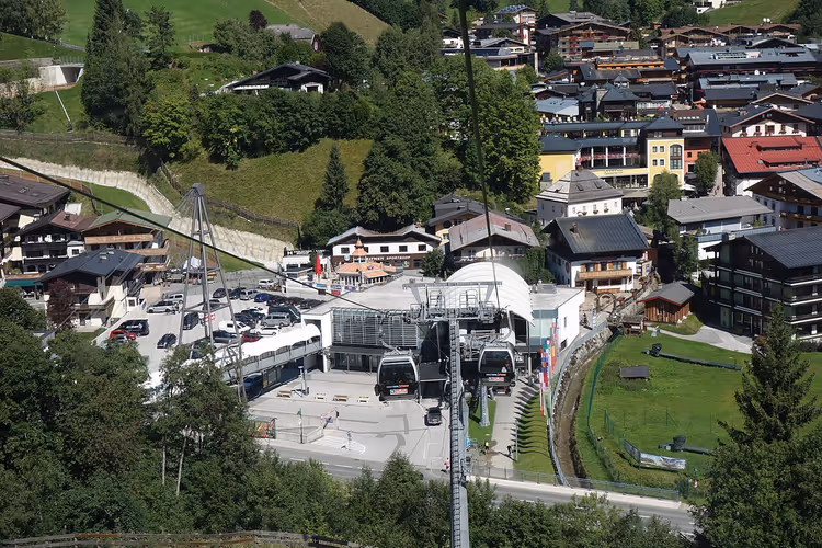 Utsikt over Saalbach med Schattberg-taubanen