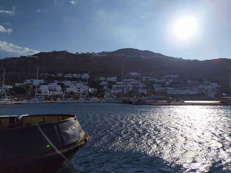 El puerto deportivo de Tourlos y casas blancas en la ladera