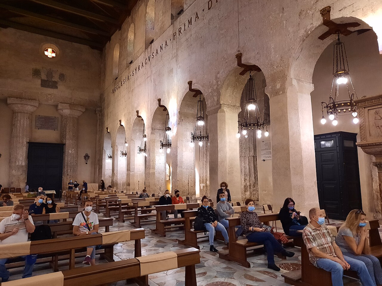 Antik Dor sütunlarıyla katedral iç mekânı
