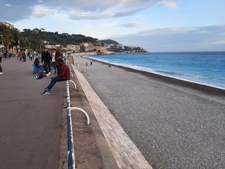 Kiezelstrand in Nice bij de promenade met bezoekers