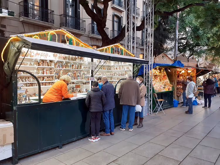 Bod med figurer på Santa Lucia-markedet