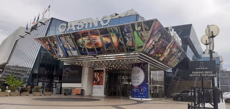 CASINO tabelalı Barrière Le Croisette kumarhanesinin cephesi