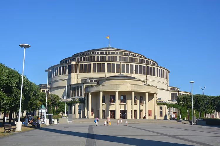 Jahrhunderthalle in Breslau mit Eingangskolonnade
