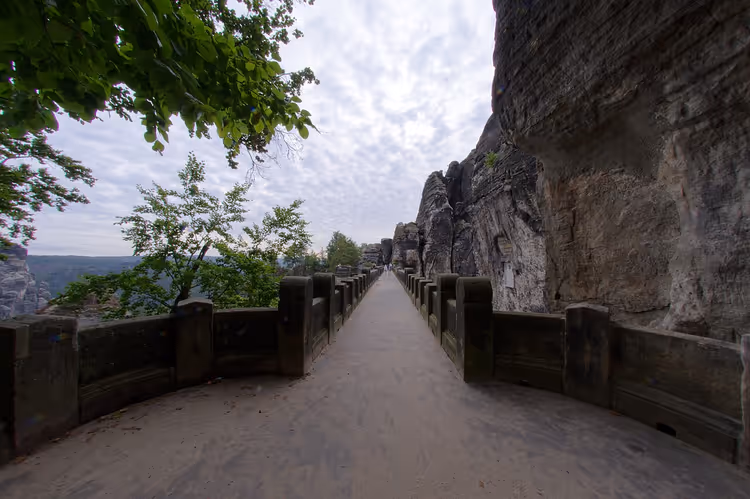 Pad over de Basteibrug langs een zandstenen klif